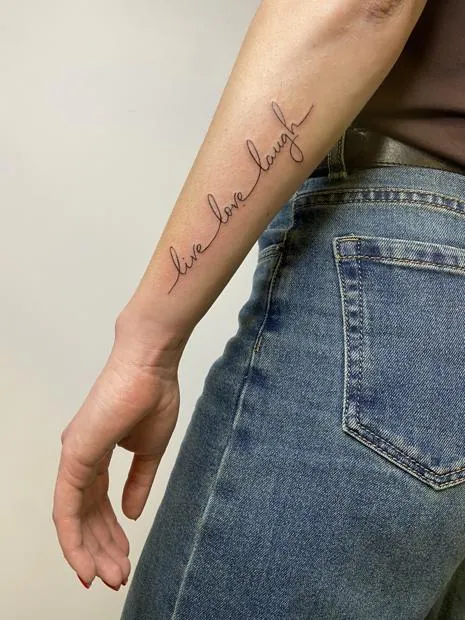 Live love laugh: мини и парные, предплечье. Тату-мастер Надежда Черникова, Калининград